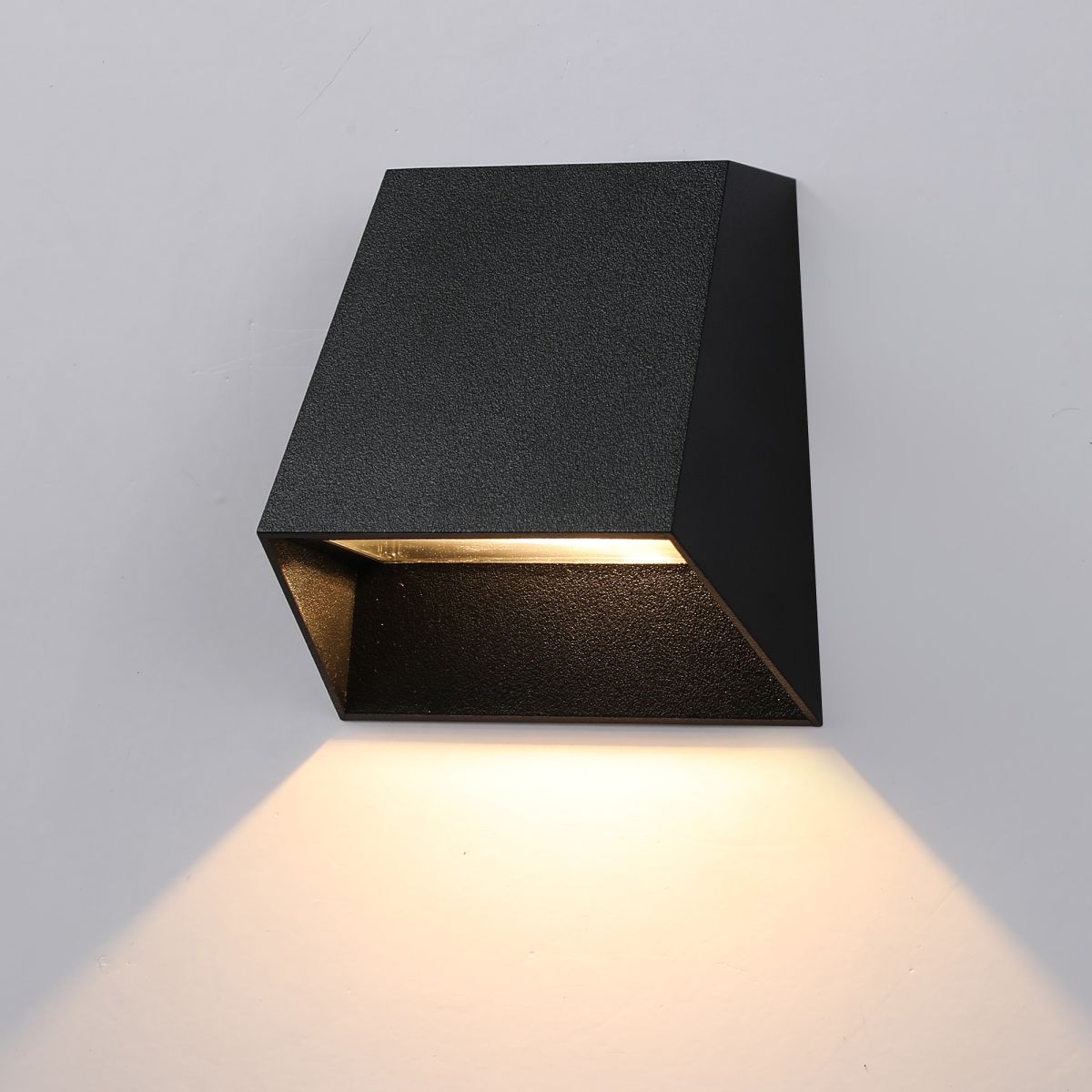 Уличный настенный светильник Uniel ULU-P34A-5W/4000K IP65 BLACK UL-00013623