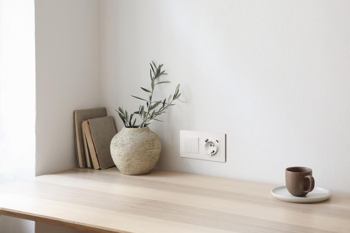 Выключатель кнопочный 1-клавишный 10А/250В, изогнутый, белый Kollinger REA-R-005WH для Aspekt, Eleganz, Reflex