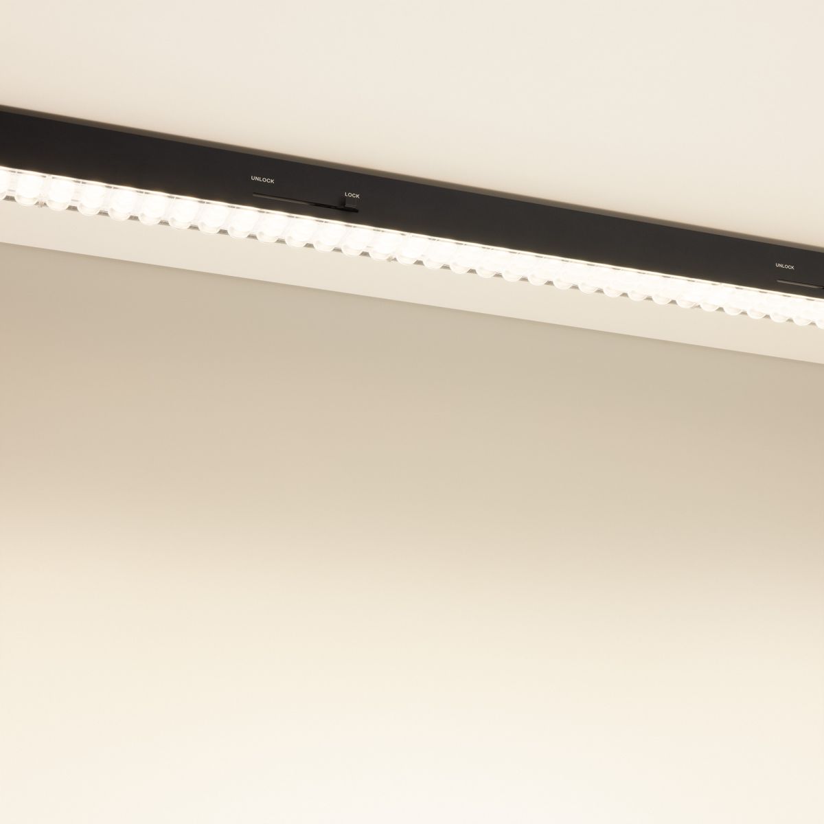 Трековый трехфазный светильник Arlight LGD-LUNGO-4TR-L1200-39W-60W Day4000 (Черный, двойной асимметричный 2х20 deg, 230V) (IP20 Металл) 064269