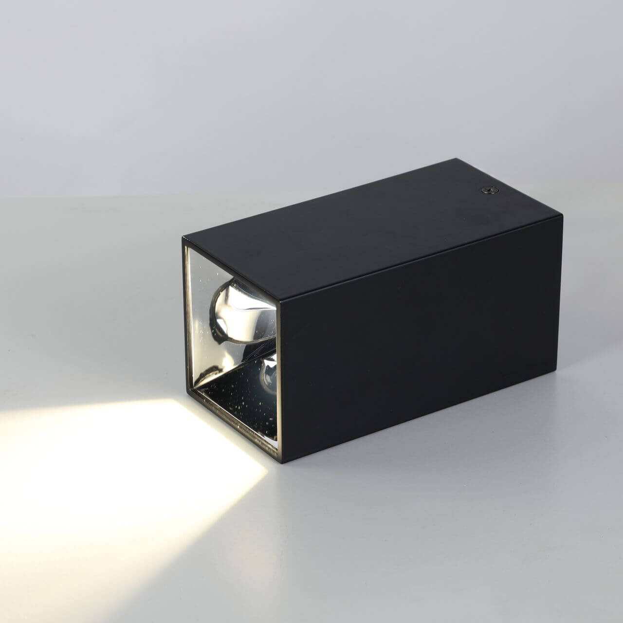 Потолочный светодиодный светильник Favourite Tetrahedron 2400-1U в #REGION_NAME_DECLINE_PP#