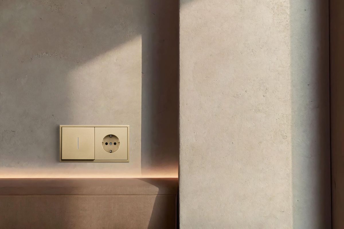 Розетка штепсельная SCHUKO 16A/250 В, золотой Kollinger Eclipse EC-014GD