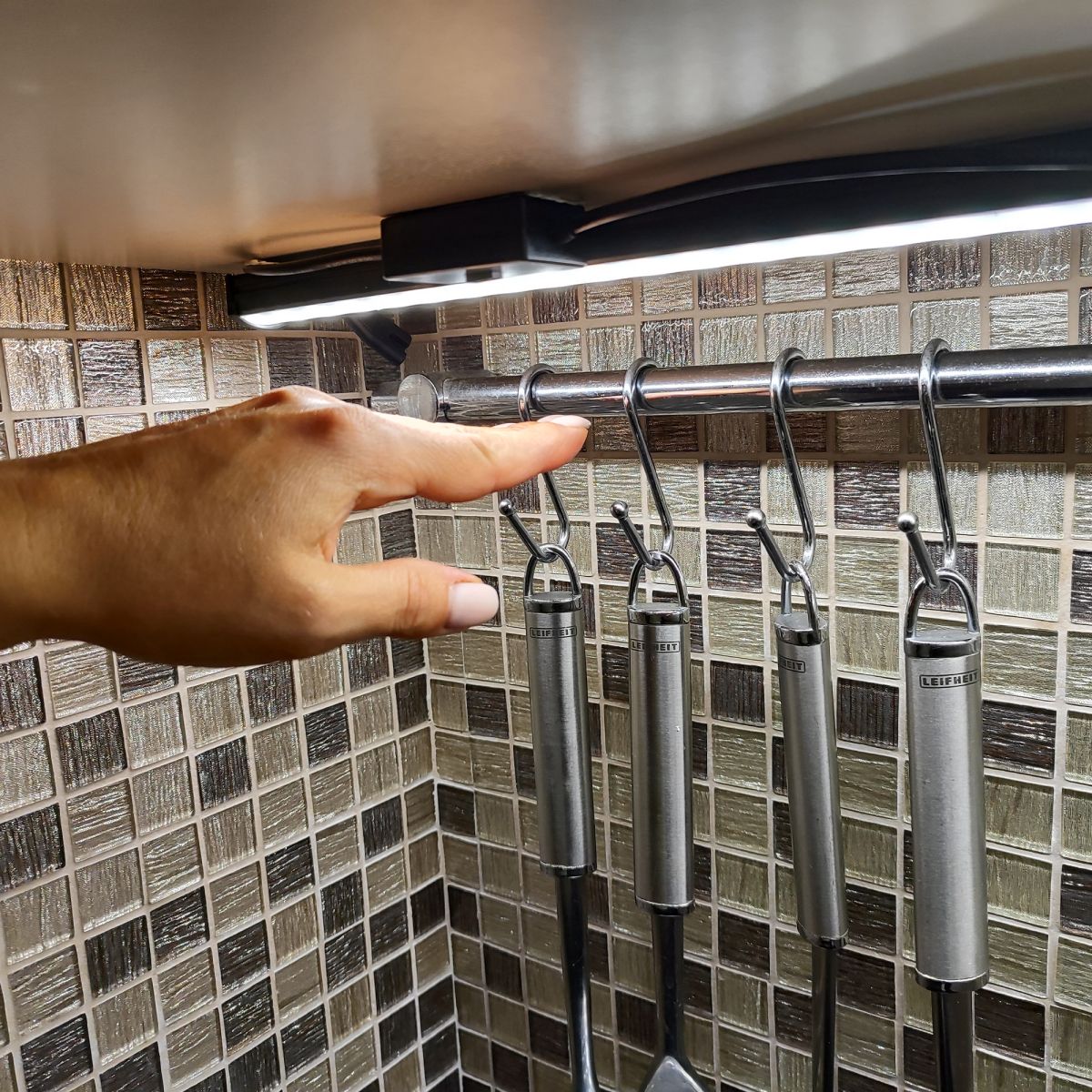 Выключатель бесконтактный для подключения светильников ULI-Q151. ULI-Q951 Volpe USN-Q851 150W/2P/2M BLACK UL-00013029