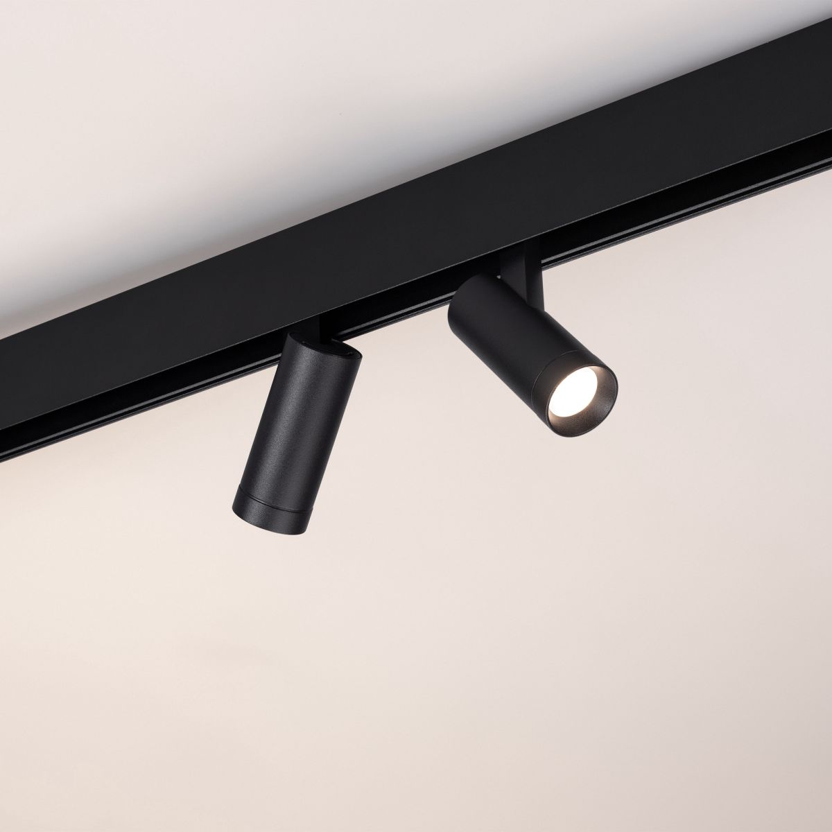 Трековый магнитный светильник для натяжного потолка Arlight MAG-ORIENT-SPOT-R35-6W Day4000-MIX (BK, 24 deg, 48V, TUYA Zigbee) (IP20 Металл) 056399