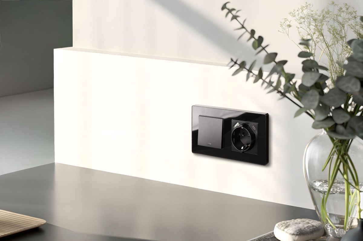 Выключатель кнопочный 1-клавишный 10А/250В с LED подсветкой, изогнутый, черный Kollinger REA-R-013BK для Aspekt, Eleganz, Reflex