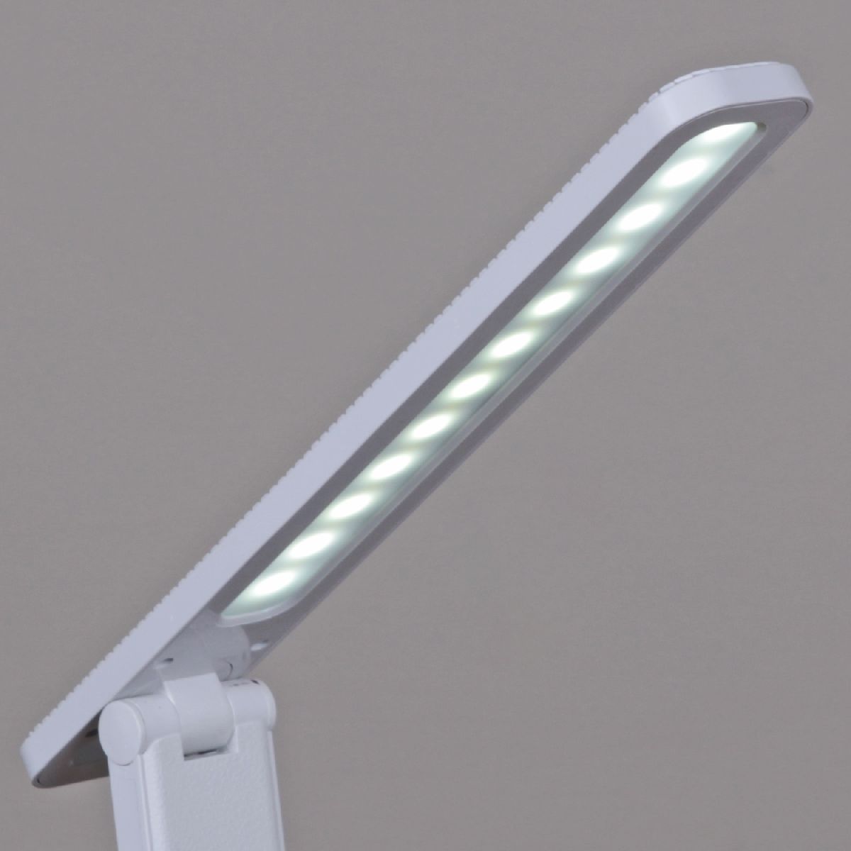 Настольная лампа Reluce 00010-0.7-01D white