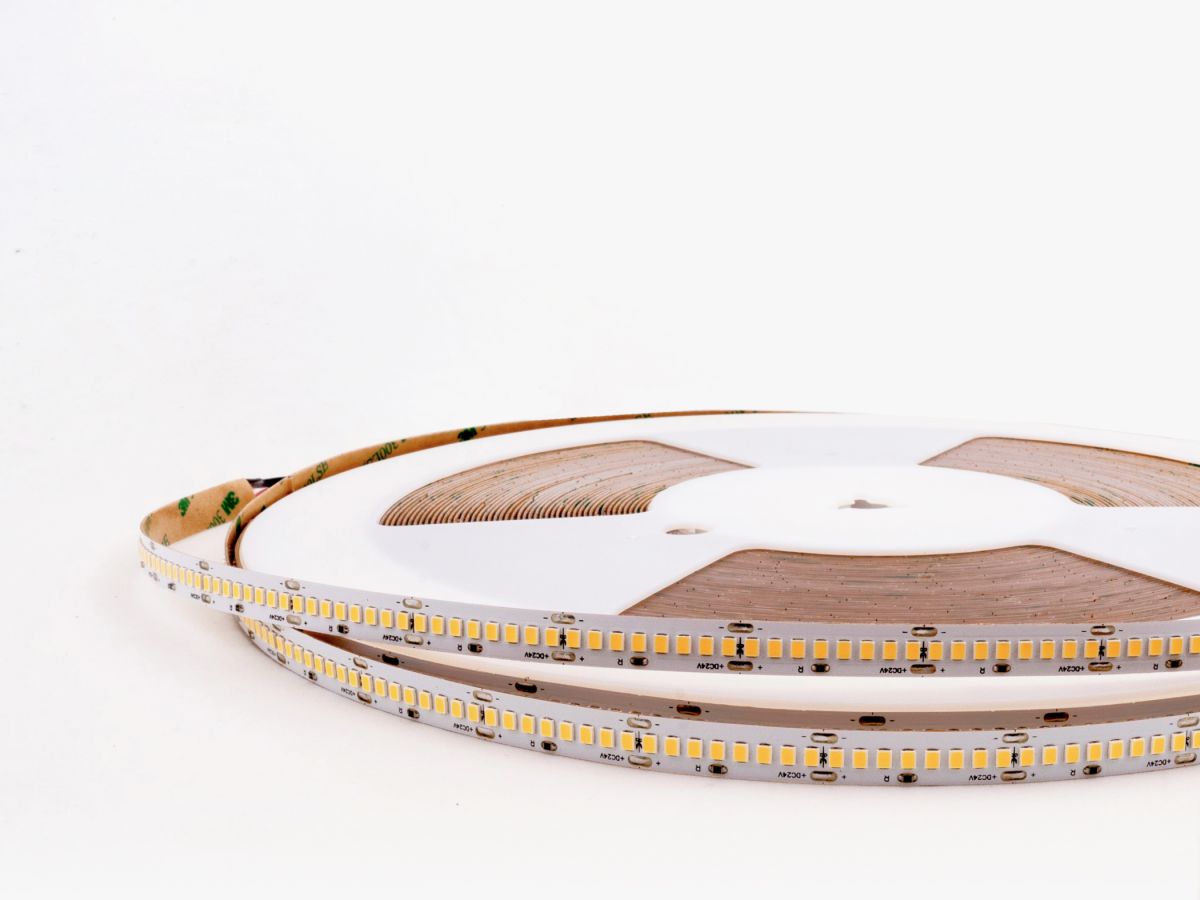 Светодиодная лента LEDS POWER 2835 240/м (22Вт/м) 24В нейтральная 30м/кат, серия ПРО140 005911