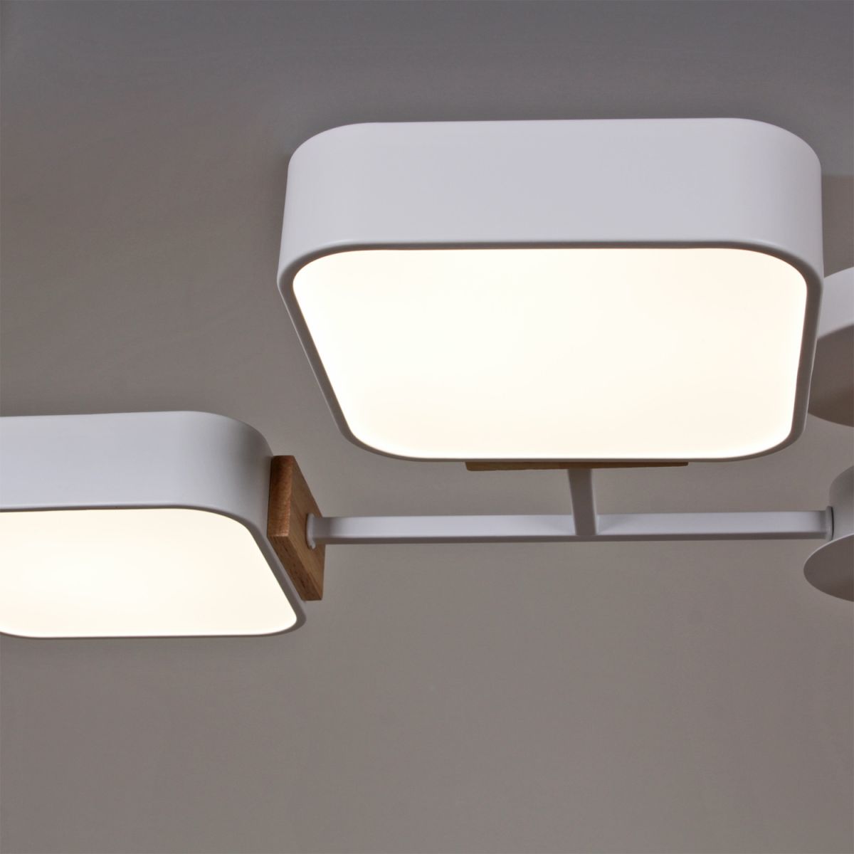 Люстра на штанге Reluce 03363-0.3-08 WH+WOOD