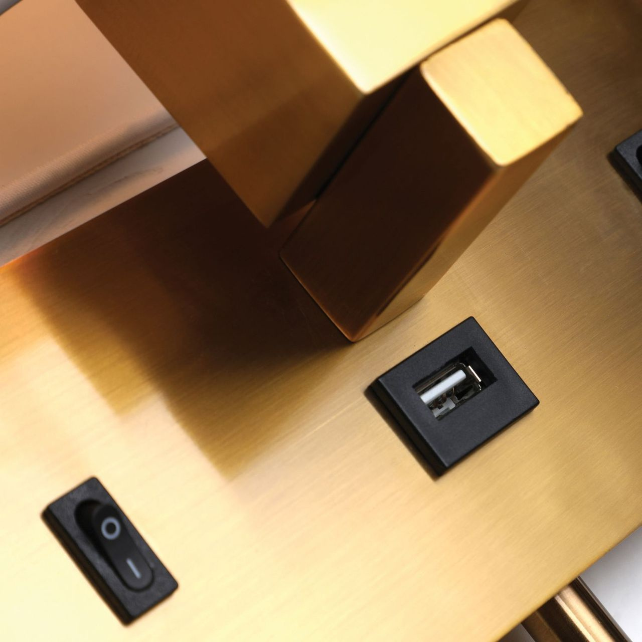 Бра с выключателем на корпусе Favourite Lectio 2225-2W