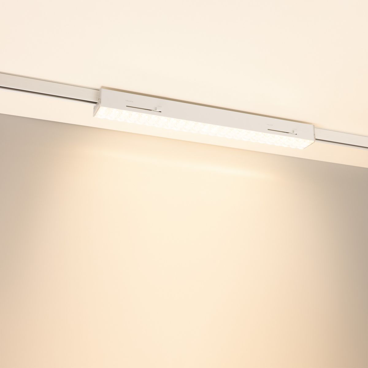 Трековый трехфазный светильник Arlight LGD-LUNGO-4TR-L600-20W-30W Warm3000 (Белый, 90х30 deg, 230V)   (IP20 Металл) 056536