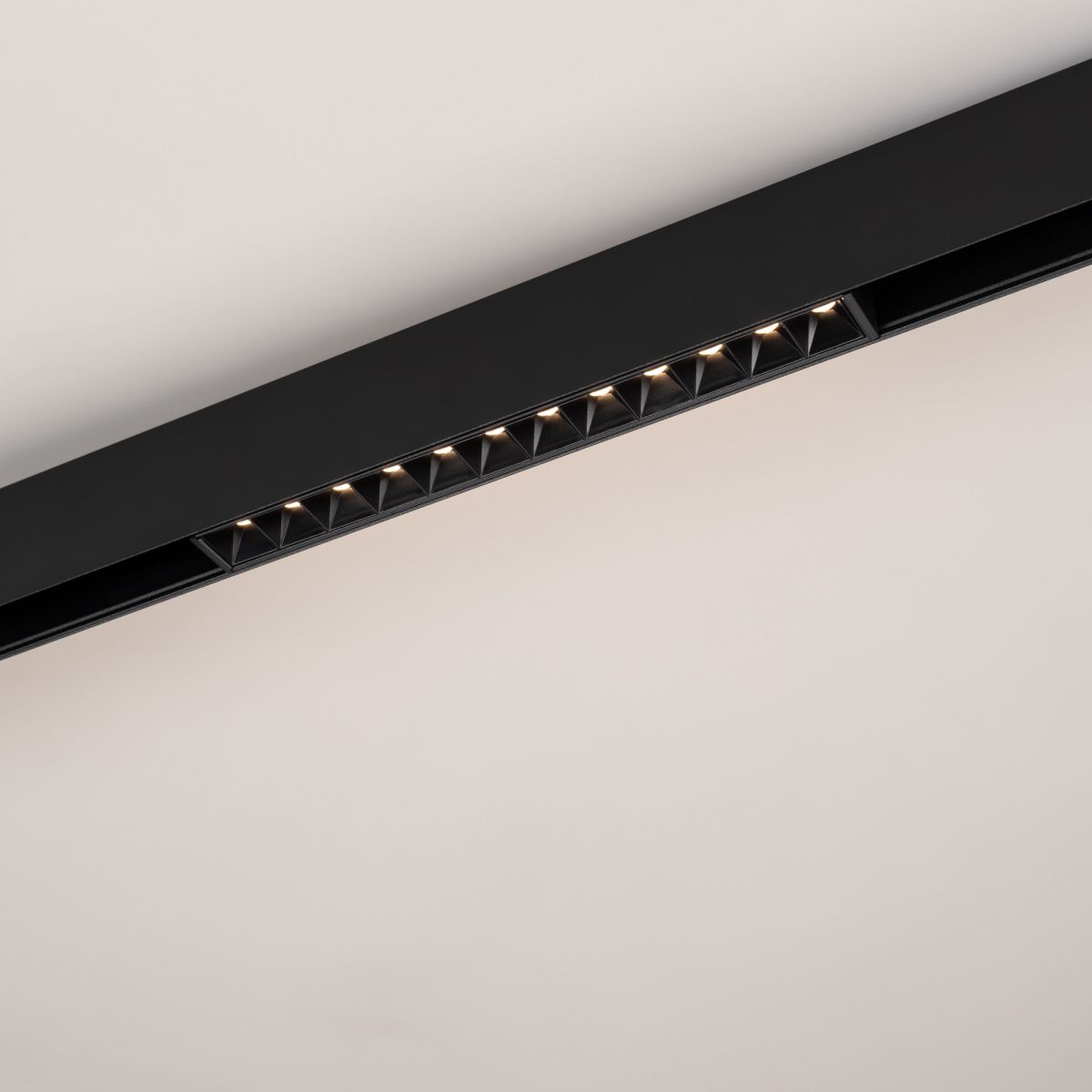Трековый магнитный светильник Arlight MAG-ORIENT-LASER-L235-8W Day4000 (Черный, 24 deg, 48V) (IP20 Металл) 033614(1)