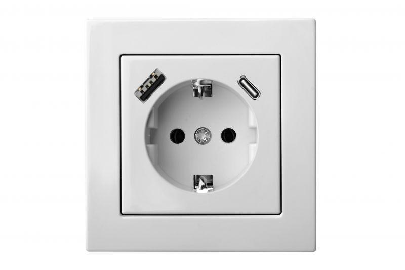 Розетка С/З+USB-зарядное устройство 3,4 А+TypeC IUK-3-01 E/B белая LIREGUS Epsilon