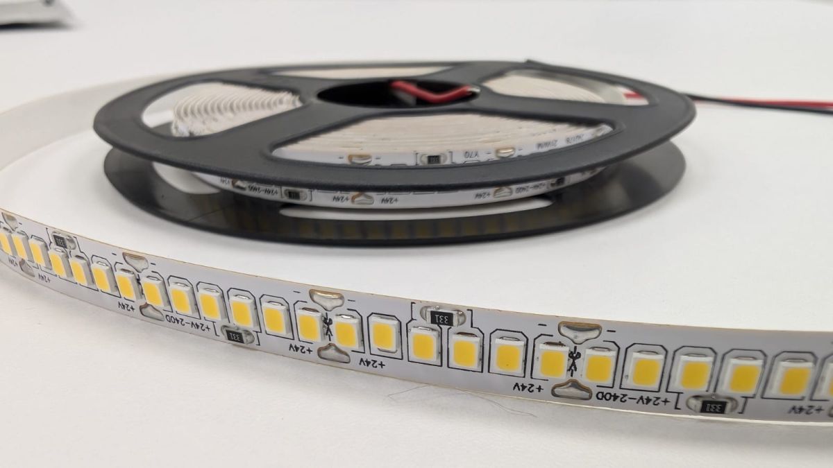 Светодиодная лента LEDS POWER 2835 240/м (21Вт/м) 24В нейтральная 008868