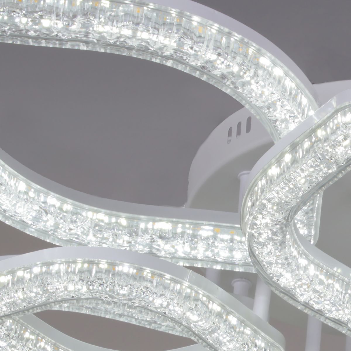 Потолочная люстра Reluce 69290-0.3-4+4 WH