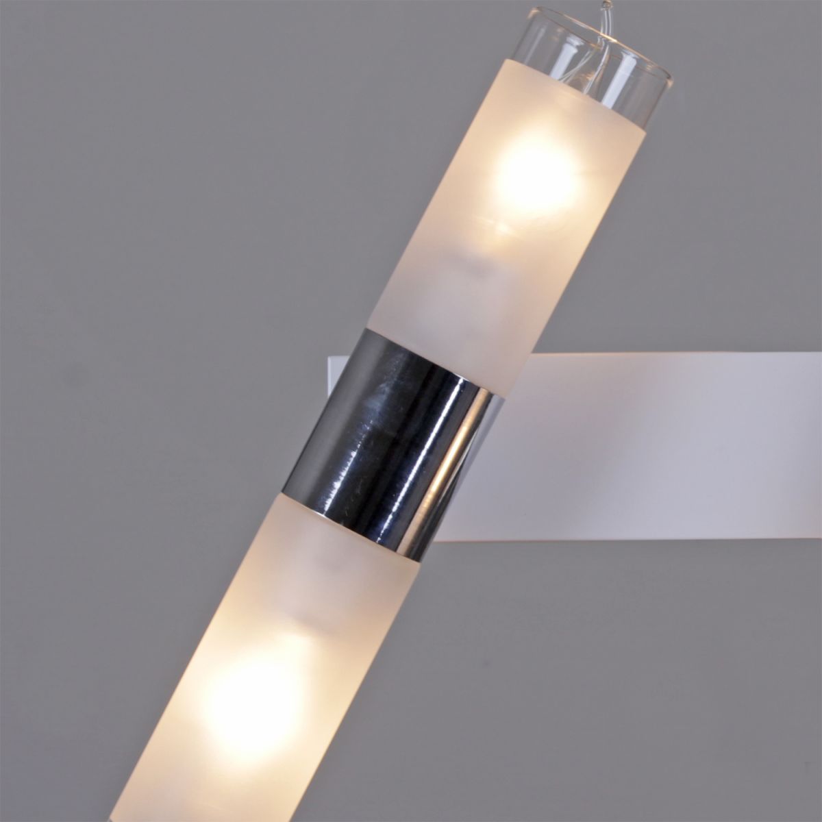 Белое бра металлическое Reluce 48747-0.2-04