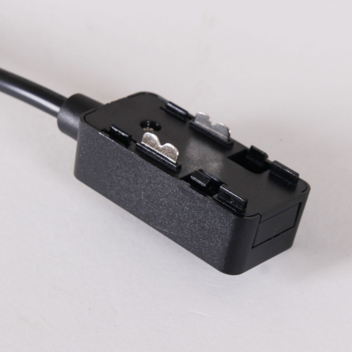 Коннектор для магнитного шинопровода Reluce RL 06302 power corner connector BK