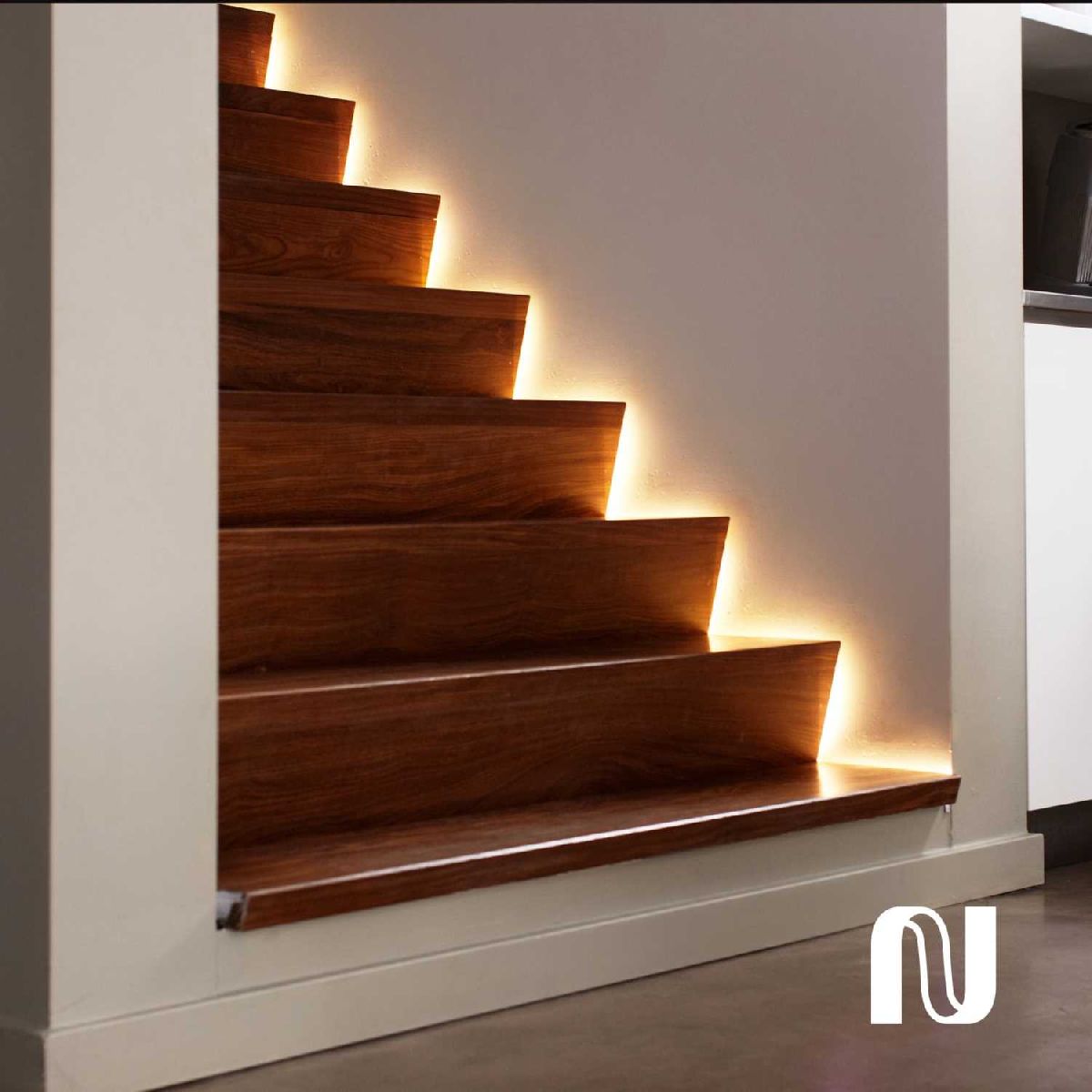 Умная светодиодная лента Philips Hue Lightstrip Plus 18Вт 1м 929002269210