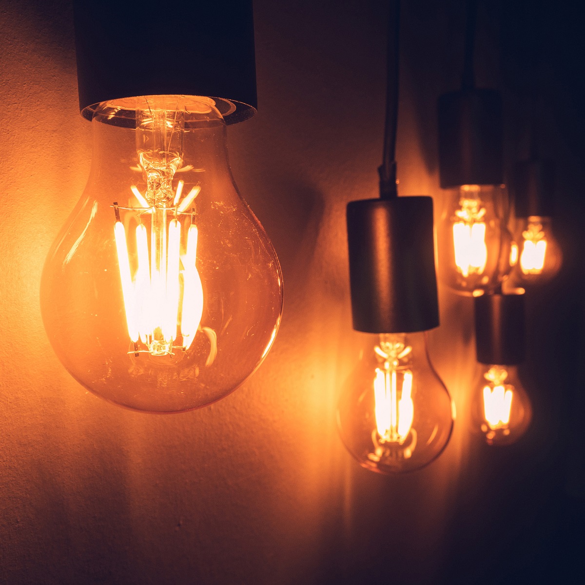 Лампа светодиодная филаментная (UL-00002355) Uniel E27 6W 2250K прозрачная LED-A60-6W/GOLDEN/E27 GLV21GO