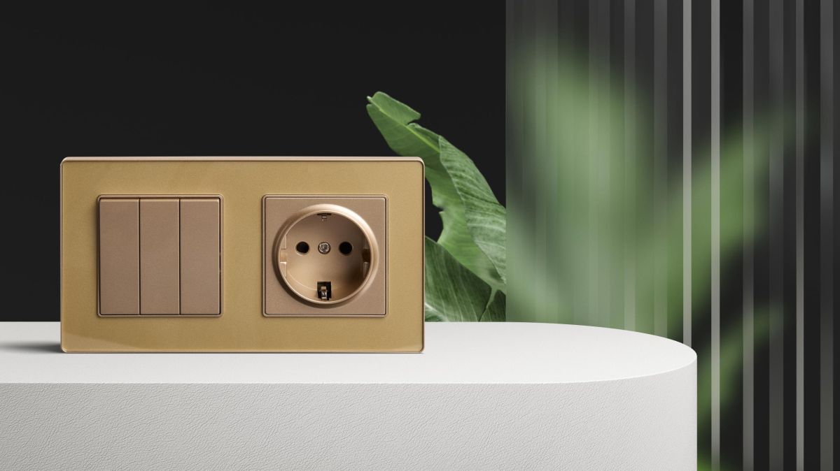 Выключатель 3-клавишный 10А/250В, изогнутый, золотой Kollinger REA-R-012GD для Aspekt, Eleganz, Reflex